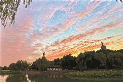 股票配资大盘 霞光映白塔