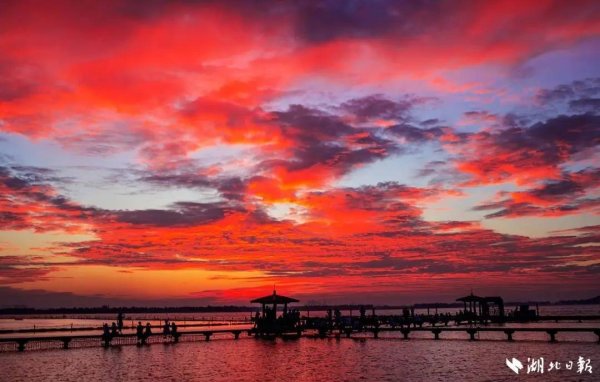 实盘配资最狠的三个平台 凌晨5点半，武汉上空出现绝美一幕！